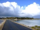 車が走らないのでとっても静かなロットネスト島。写真は２つの湖を貫くディックピー・ドライブ。