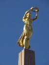 憲法広場に立つ金の女神像。戦争の慰霊碑なんですが、なんか、この女神が気になって・・・。