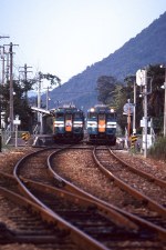 黒田庄での交換シーン。晩年の加古川線カラーはエメラルドグリーン地にホワイト線、オレンジのアクセントというものでした。