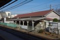 いまだ木造駅舎の味のある岡部駅。